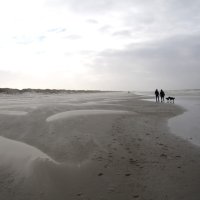 Twee mensen op het strand